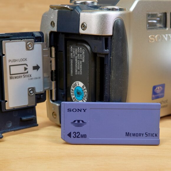 Sony Cybershot DSC-S70 3.3 MP Digital Camera, Carl Zeiss Vario-Sonnar Lens, Made - Picture 11 of 11